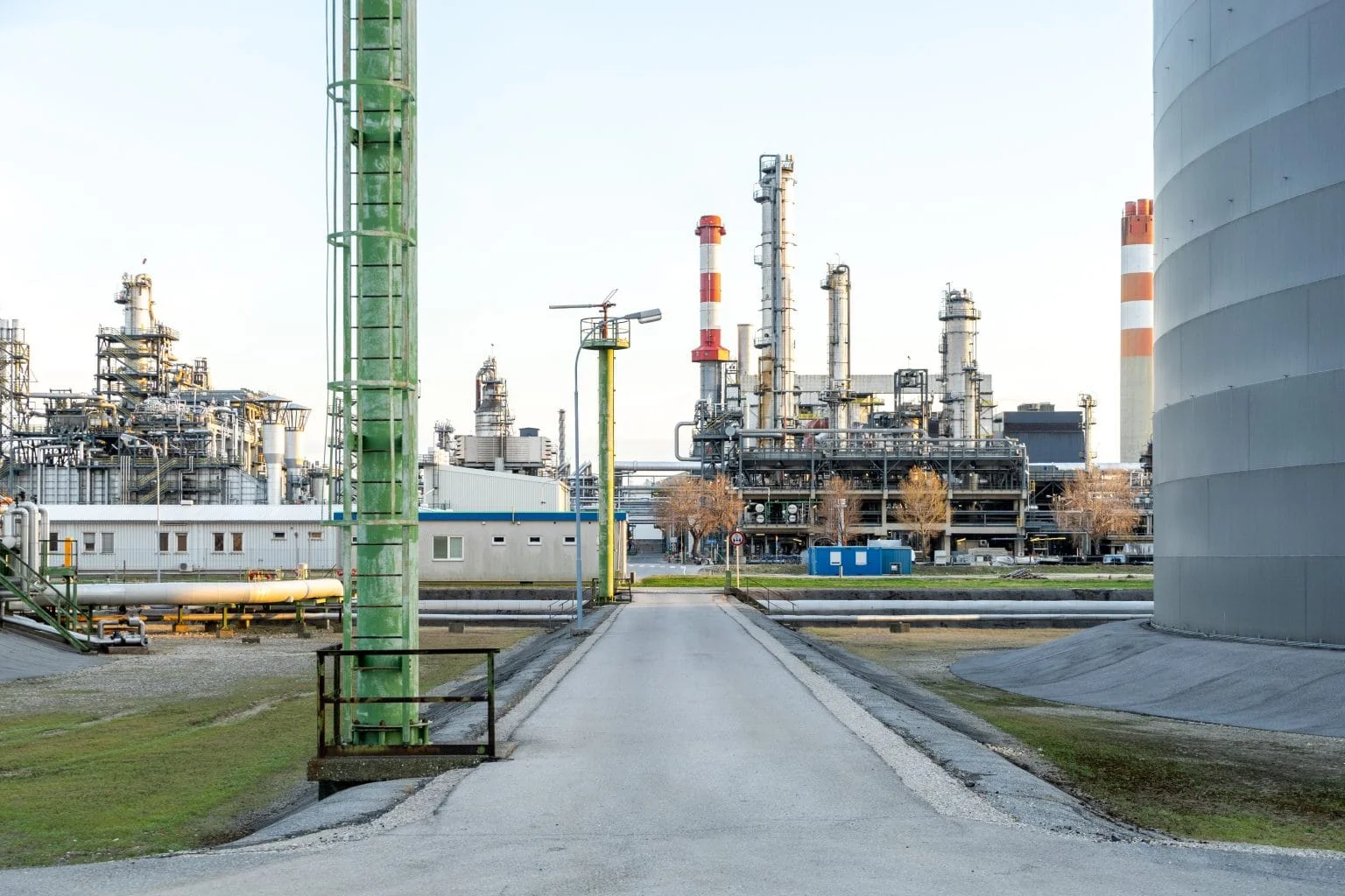 Petrochemical plant with distillation columns